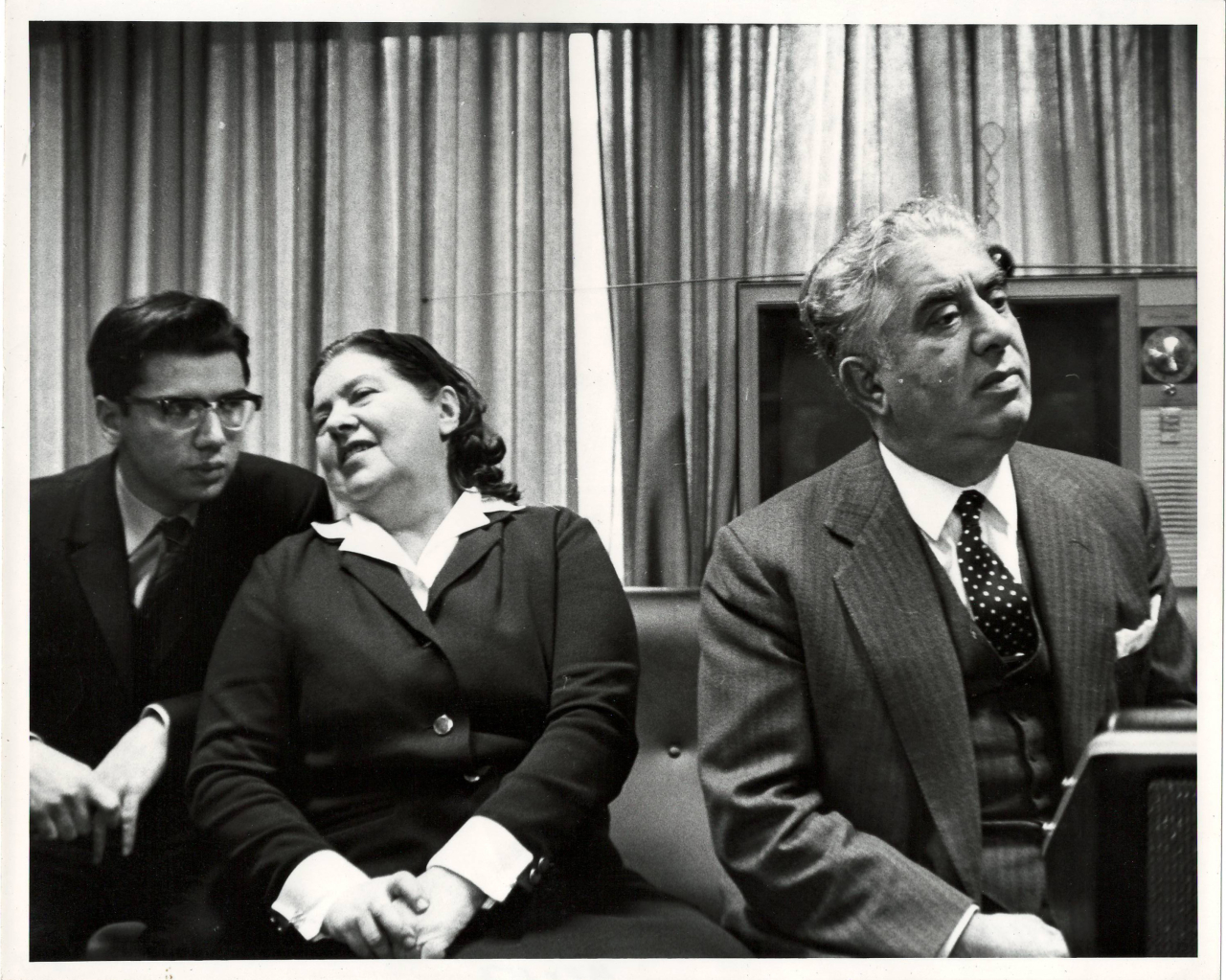 Լուսանկար. Ա. Խաչատրյանը կնոջ՝ Ն. Մակարովայի, իրենց որդու՝ Կարենի հետ ՄԱԿ-ի գրասենյակում մամլո ասուլիսի ժամանակ