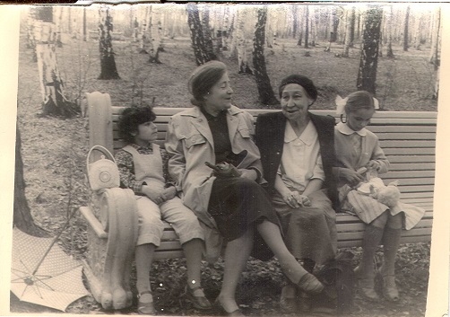 Այգում նստած են Մարինա Սպենդիարովան, Սուսաննան,անծանոթ կին և աղջիկ: