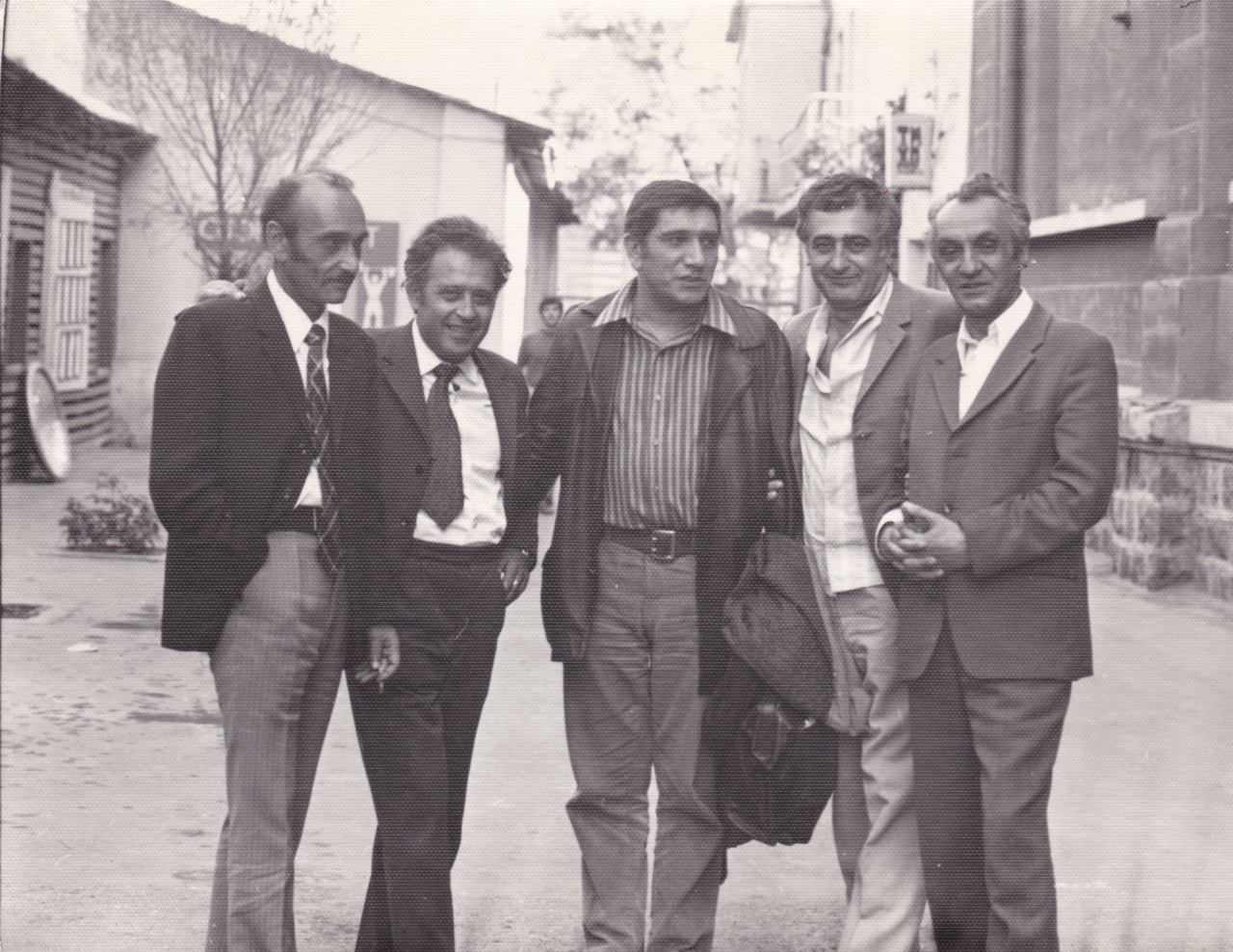 Ռ. Մադոյանը (ձախից՝երկրորդը) , Յու.Երզնկյանի(ձախից՝առաջինը) , Ֆ. Դովլաթյանի (աջից՝երկրորդը) , Ա. Ջիգարխանյանի(ձախից՝երրորդը)  և Ա. Աղաբաբովի (աջից՝առաջինը)  հետ