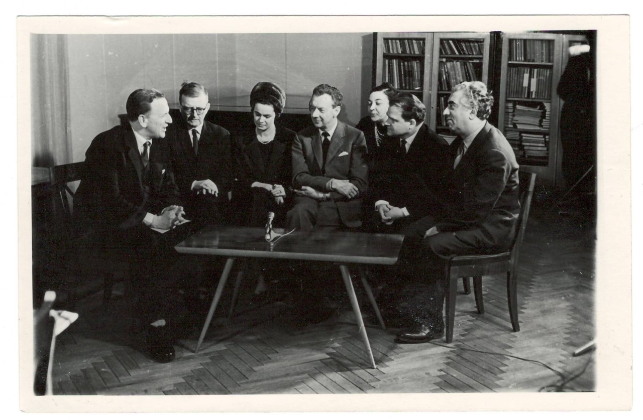 Լուսանկար .Ա.Խաչատրյանը և սովետական կոմպոզիտորները ՝  բրիտանացի կոմպոզիտոր, դիրիժոր ՝ Բենջամին Բրիտտենի հետ հանդիպմանը ՝ Մոսկվայում