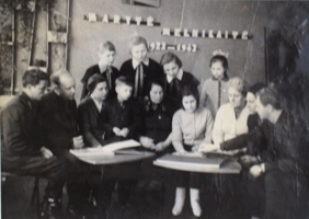 Հայրենական պատերազմի մասնակից Գ.Մնացականյանի հարազատները՝   Լիտվայի Կայշադորիս քաղաքի դպրոցում