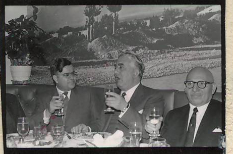 Նեգատիվ՝ լուսանկարի. Ա.Խաչատրյանը ամերիկաբնակ  կոմպոզիտոր Անդրանիկ Փոլադյանի և այլոց  հետ Նյու Յորքի «Արարատ» ռեստորանում՝ ճաշկերույթի ժամանակ