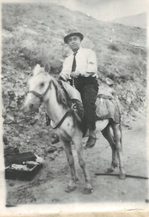 Նեգատիվ՝ լուսանկարի. Ա. Խաչատրյանը Սիսիան քաղաքում, ձիու վրա