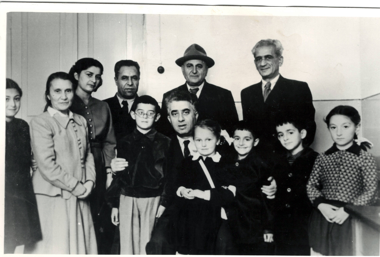 Լուսանկար. Ա. Խաչատրյանը իր եղբայր Վ. Խաչատրյանի և Կիրովականի իր ընկերների հետ