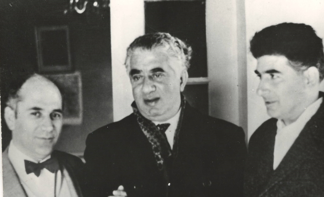 Լուսանկար   .Ա.Խաչատրյանը   կոմպոզիտորներ Է.Միրզոյանի  և Վ.Մուրադյանի (գրող Գ. էմինի եղբայրը) հետ 