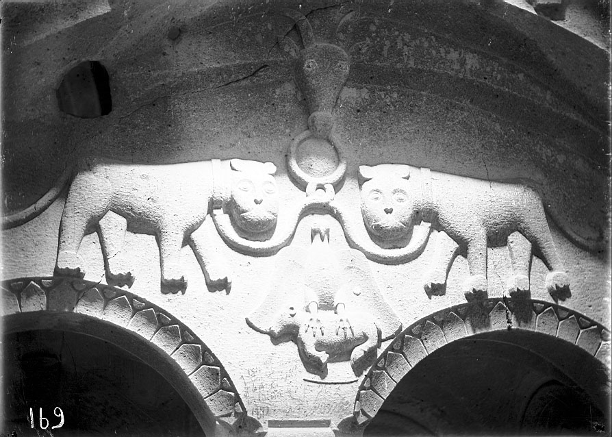  Պռոշյանների զինանշանը Գեղարդի վանքի Ներքին ժամատան պատին
