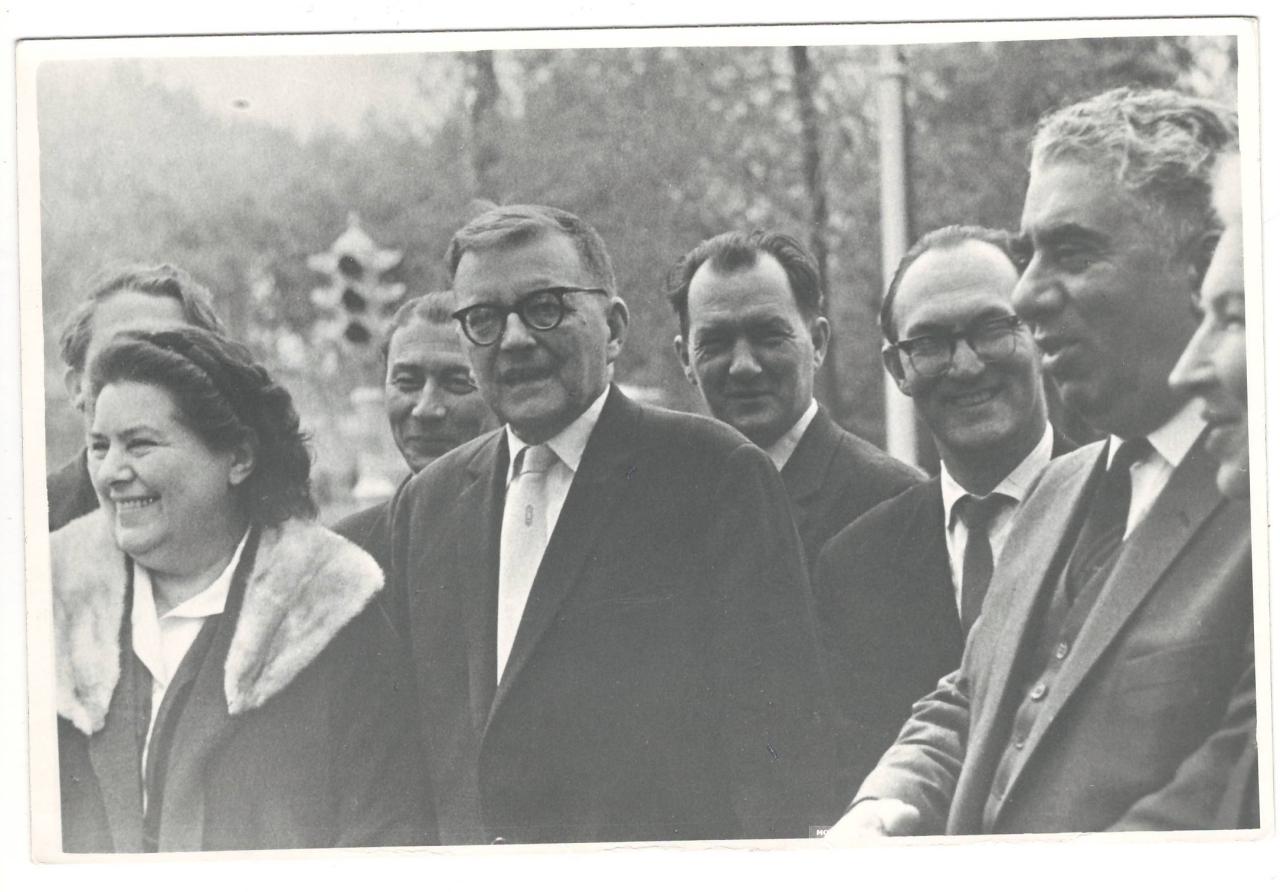 Լուսանկար. Ա.Խաչատրյանը Սովետական կոմպոզիտորներ Դմիտրի Շոստակովիչի ,Նինա Մակարովայի (Ա.Խաչատրյանի կինը) և այլոց հետ  :