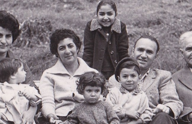 Ցոլակ Բեքարյանը հոր, կնոջ, երեխաների և ուրիշների հետ