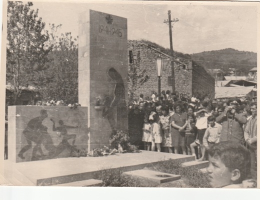 Կապանի Սևաքար գյուղի  հուշարձան-կոթողը՝  նվիրված Մեծ հայրենականում զոհված համագյուղացիներին 