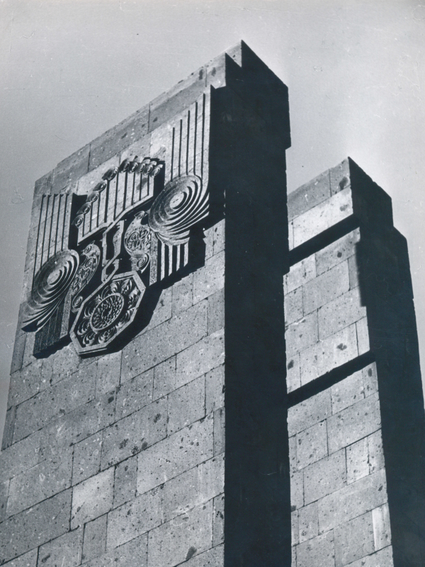 Աղբյուր- հուշարձան, նվիրված Հայրենական մեծ պատերազմում զողված կոմերիտականների հիշատակին ( 1969թ.), ֆրագմենտ