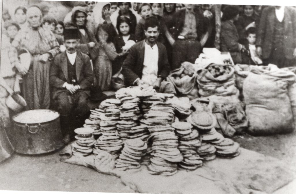 Հալեպի գաղթակայանում  հացի բաշխումը հայ գաղթականներին, 1918