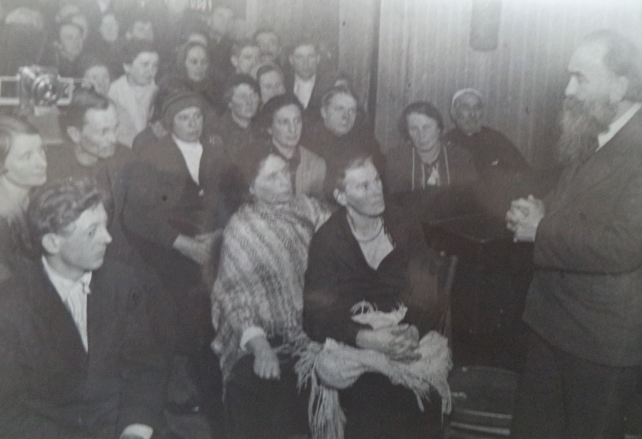 Հովսեփ Օրբելին   Էրմիտաժի  աշխատակիցների հետ