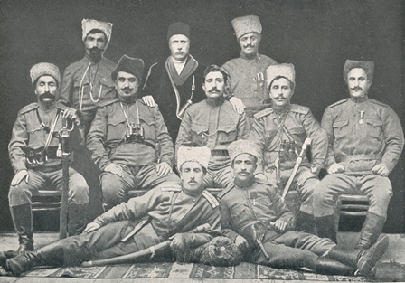 Պանդուխտը (Միքայել Սերյան) զինակից ընկերների հետ «Հայ կամաւորներ 1914-1916» ալբոմից