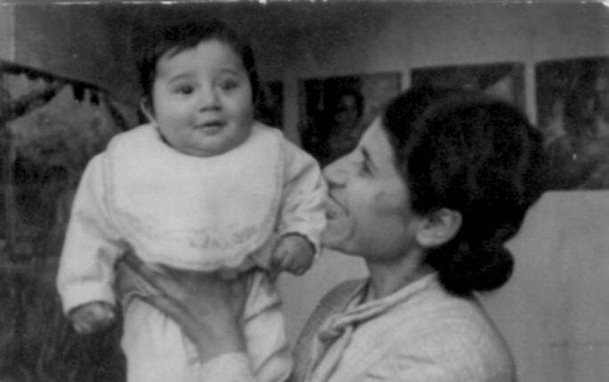 Ե. Քոչարի կինը՝ Մանիկը, մանկահասակ որդու՝ Հայկազի հետ, 8 ապրիլի 1948