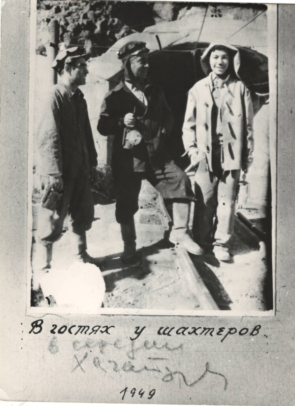Լուսանկար .Ա.Խաչատրյանը Պրոկոպևսկի  հանքափորների հետ  թունելի մոտ