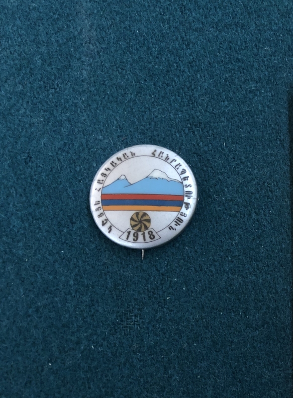 Կրծքանշան «Կեցցե Հայկական Հանրապետությունը»