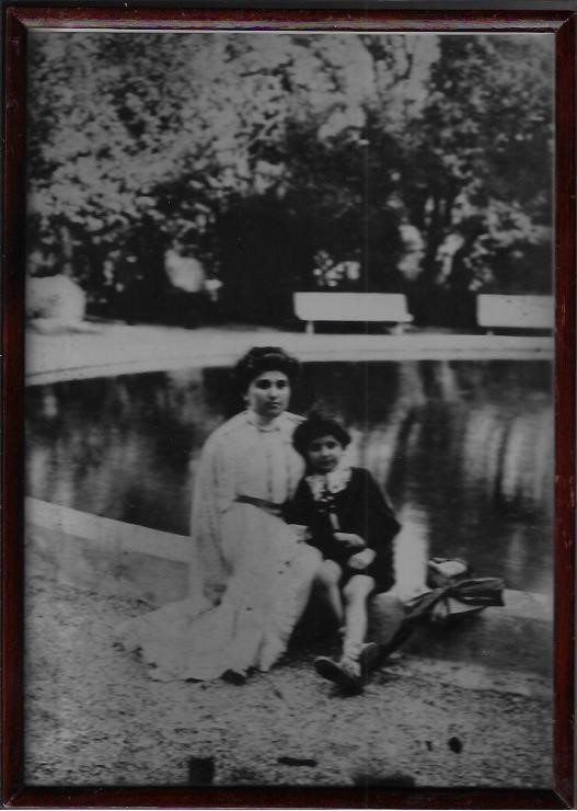 Այվազյան Արտեմին մոր՝ Մագթաղինեի հետ