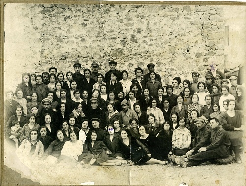 Կապանի  շրջանի առաջին «Կին ակտիվը»  Ռ.Դաշտոյանի հետ  1928 թվականին