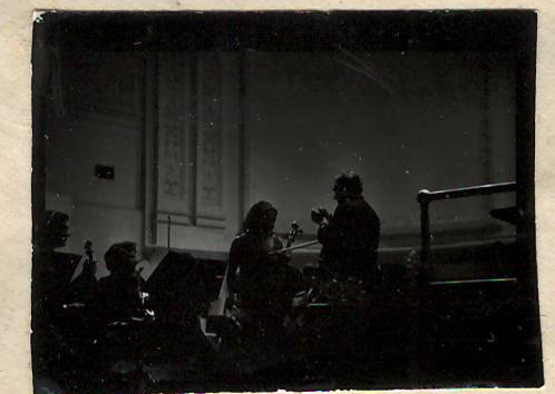 Նեգատիվ՝ լուսանկարի. Ա. Խաչատրյանը թավջութակահարուհի Կ. Գեորգիանի և  Նյու Յորքի  սիմֆոնիկ նվագախմբի հետ՝  իր հեղինակային համերգի ժամանակ Քարնեգի Հոլ համերգասրահում 
