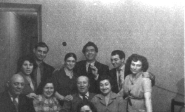 Երվանդ Քոչարը, կինը՝ Մանիկը, Ռոբերտ Խաչատրյանը, Հրաչ Խաչատրյանը, Արաքսի խաչատրյանը, Անահիտ Խաչատրյանը և մի խումբ  մարդիկ, 1952