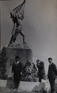 Հայրենական պատերազմի մասնակից Գ.Մնացականյանի հարազատները՝   Լիտվայի Կայշադորիս քաղաքի եղբայրական գերեզմանատանը