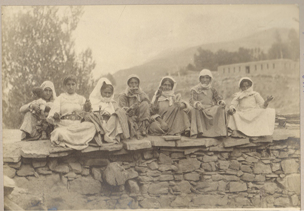 Թել մանող հայ կանայք