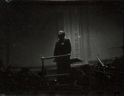 Նեգատիվ՝ լուսանկարի. Ա. Խաչատրյանը  Նյու Յորքի Քարնեգի Հոլ համերգասրահում տեղի սիմֆոնիկ նվագախմբի հետ իր հեղինակային համերգի ժամանակ