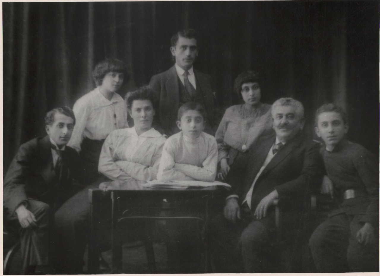 Լուսանկար.  մանկահասակ Ա. Խաչատրյանը ընտանիքի հետ