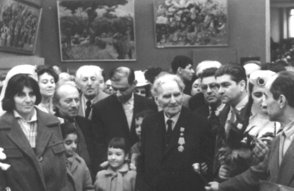 Երվանդ Քոչարը,  Մարտիրոս Սարյանը և մի խումբ մարդիկ Մ. Սարյանի անհատական ցուցահանդեսին, Երևան,  11 ապրիլի, 1965
