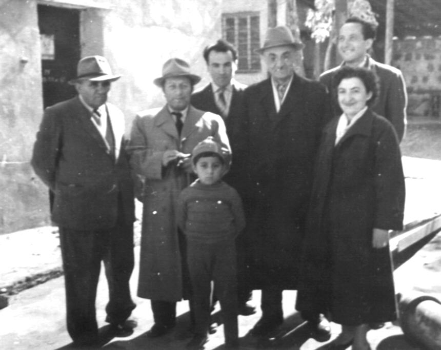 Ե. Քոչարը,   որդին՝ Ռուբիկը և մի խումբ մարդիկ, 1959