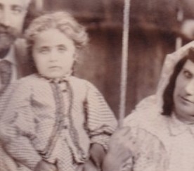 Արուս Բաբալյանը (3տարեկան 3ամսական), նկարված ծնողների հետ