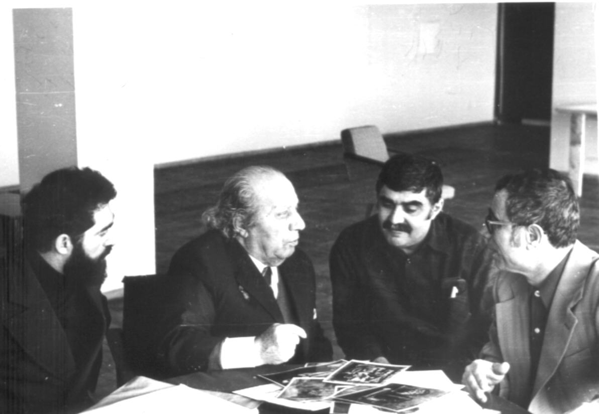 Ե. Քոչարը և մի խումբ արվետաբաններ՝ սեղանի շուրջ  նստած զրուցելիս, Բաքու, 1974