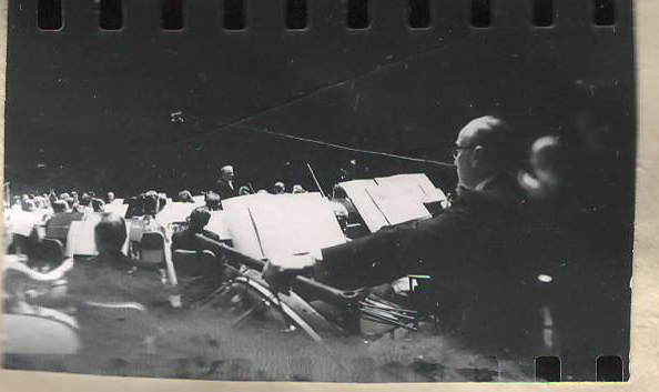 Նեգատիվ՝ լուսանկարի. Ա. Խաչատրյանը  Նյու Յորքի Քարնեգի Հոլ համերգասրահում՝ տեղի  սիմֆոնիկ նվագախմբի հետ իր հեղինակային համերգի ժամանակ