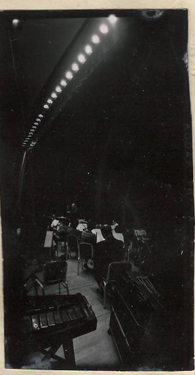 Նեգատիվ՝ լուսանկարի. Ա. Խաչատրյանը  Նյու Յորքի Քարնեգի Հոլ համերգասրահում՝ տեղի սիմֆոնիկ նվագախմբի հետ փորձի ժամանակ