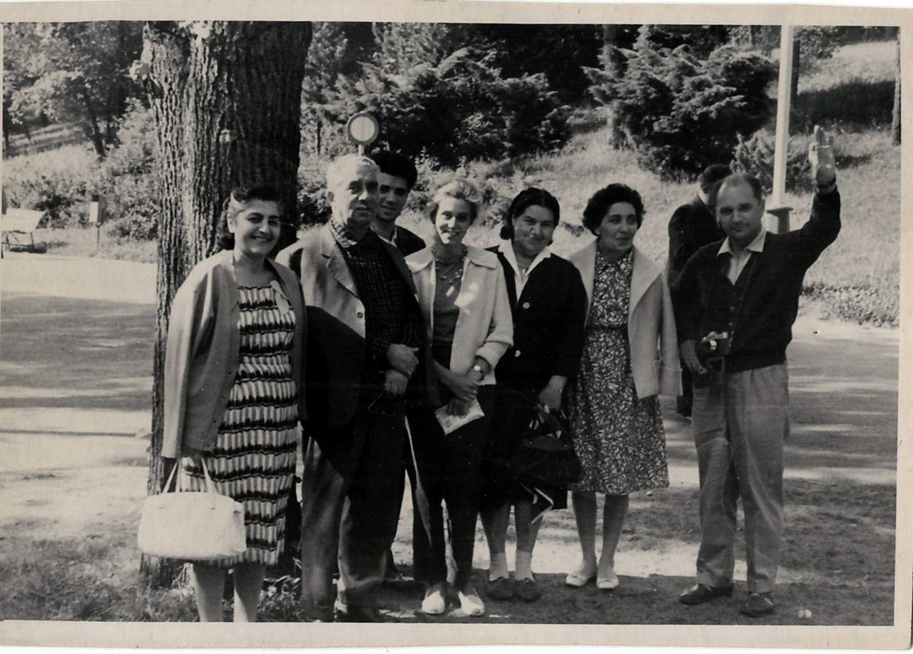 Լուսանկար. Ա. Խաչատրյանը իր ընտանիքի և այլոց  հետ Կառլովի Վարիում