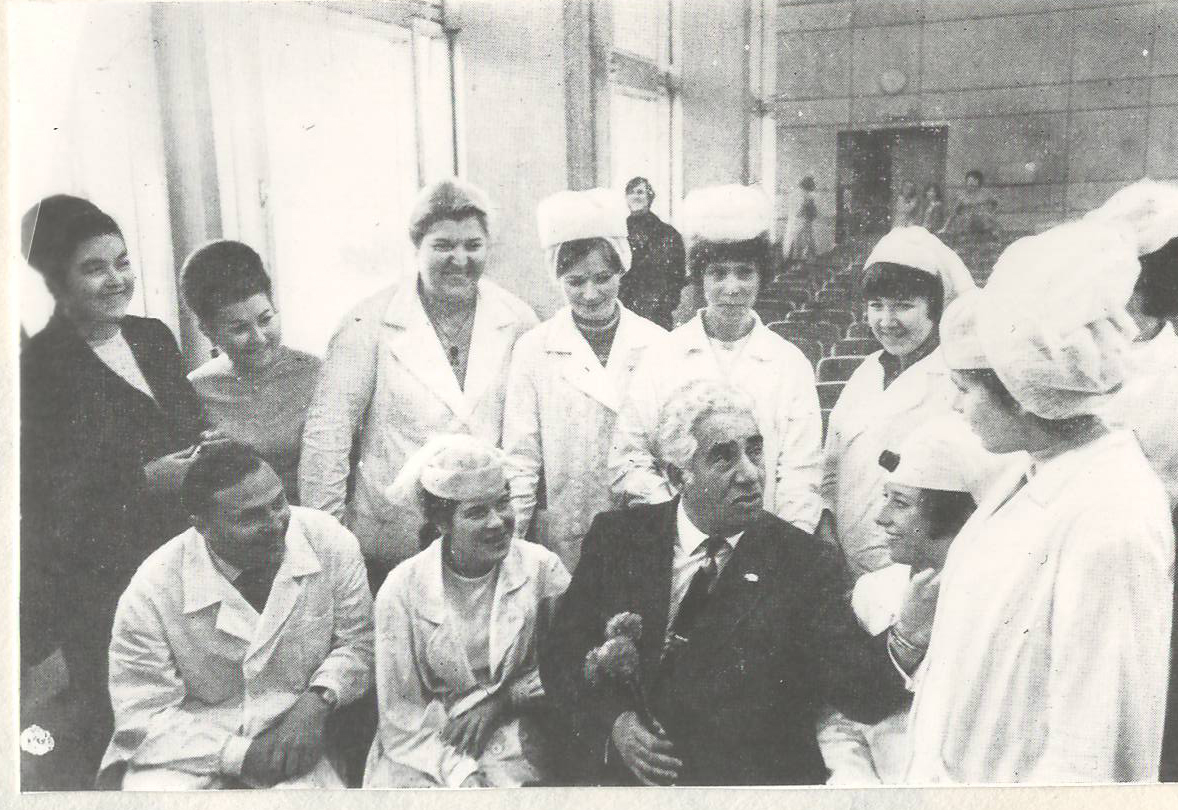 Նեգատիվ՝ լուսանկարի. Ա. Խաչատրյանը իր ծննդյան 70-ամյակի տոնակատարությունների օրերին՝ Մոսկվայի 2-րդ ժամացույցի գործարանի աշխատակիցների հետ