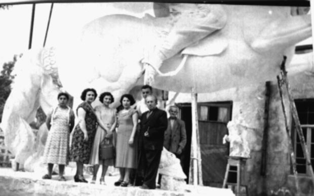 Երվանդ  Քոչարը, Մանիկ Մկրտչյանը և մի խումբ մարդիկ, 1957-58 թթ. Երևան