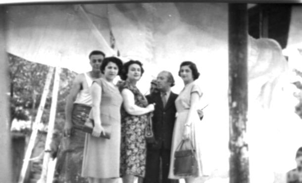 Երվանդ  Քոչարը, Մանիկ Մկրտչյանը և մի խումբ մարդիկ, 1957-58 թթ. Երևան