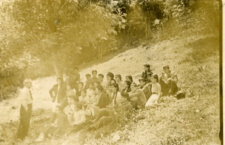 Ղափանի Մ.Գորկու անվան N-1 դպրոցի  աշակերտները Ա. Աղամիրյանի հետ Հալիձորում