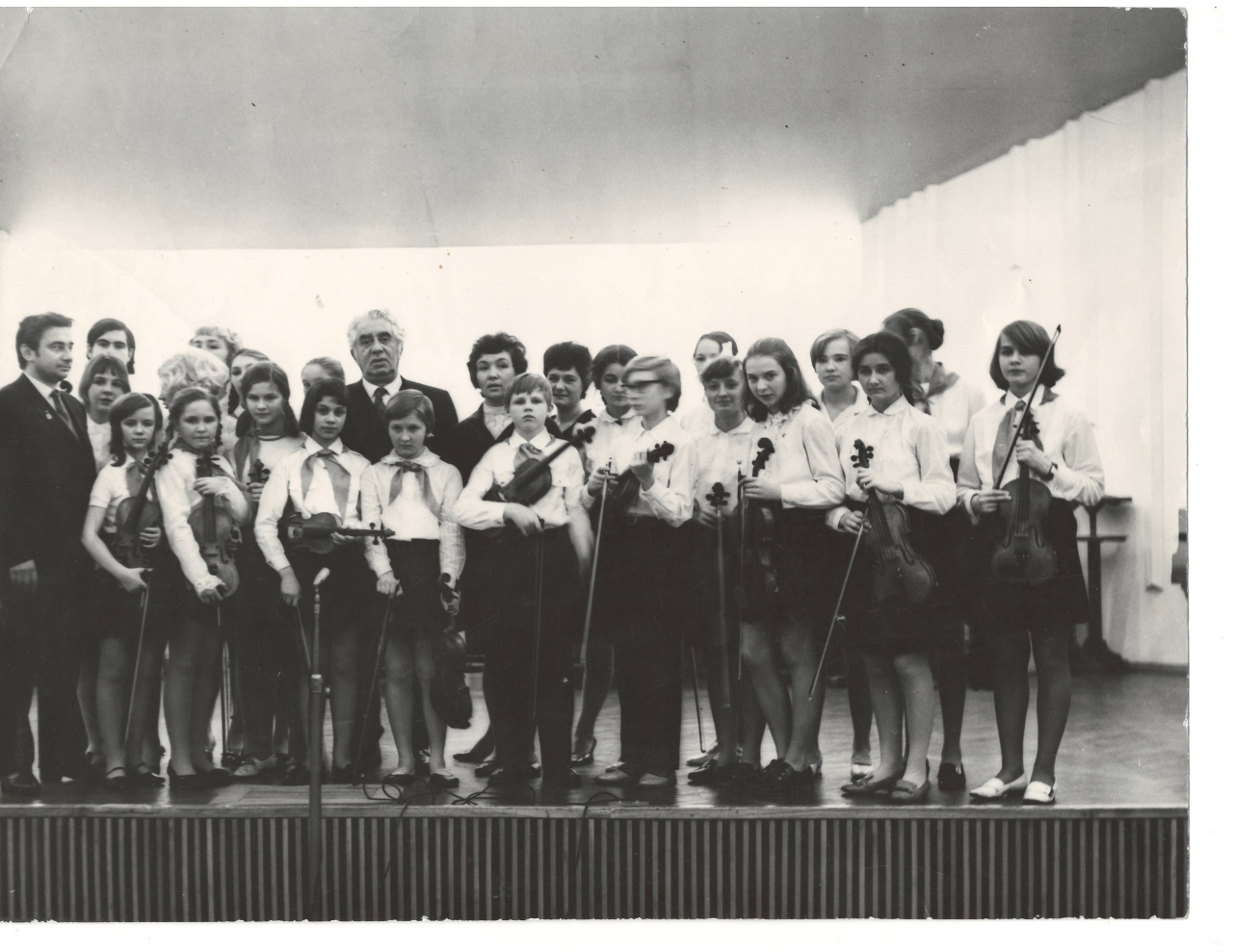 Լուսանկար .Ա.Խաչատրյանը Լենինգրադի մանկական երաժշտական դպրոցում ՝ դպրոցի ջութակահարների անսամբլի և դասատուների հետ 