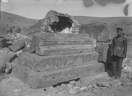 Աշոտ Ողորմած Բագրատունու գերեզմանը Հոռոմոսի վանքի Սուրբ Գևորգ եկեղեցու բակում