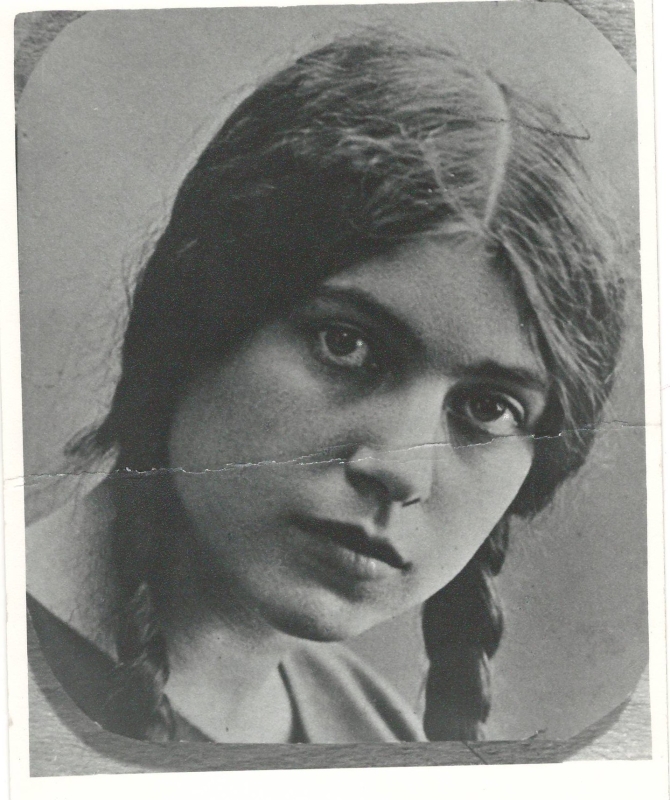 Լուսանկար-դիմանկար. Ն.Մակարովան (Ա.Խաչատրյանի կինը)  երիտասարդ տարիքում: