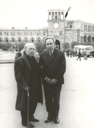 Ե. Քոչարը և Ա. Աբրահամյանը Լենինի հրապարակում