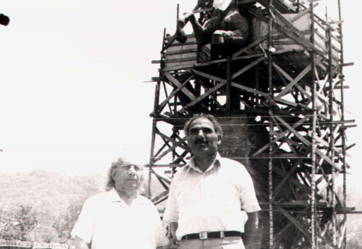 Երվանդ Քոչարը Երջանիկ Կարախանյանի հետ Վարդան Մամիկոնյանի տեղադրվող արձանի ֆոնին, Երևան, 1974