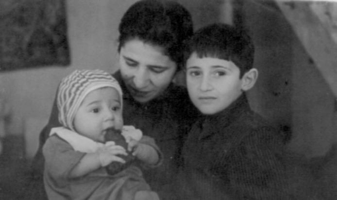 Ե. Քոչարի կինը՝  Մանիկը, որդու Հայկազի  և մի երեխայի հետ, 8 փետրվարի 1948