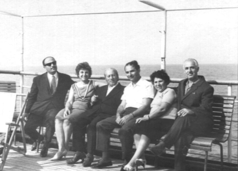  Ե. Քոչարը, կինը՝ Մանիկը և մի խումբ մարդիկ, Վառնա, սեպտեմբեր, 1966