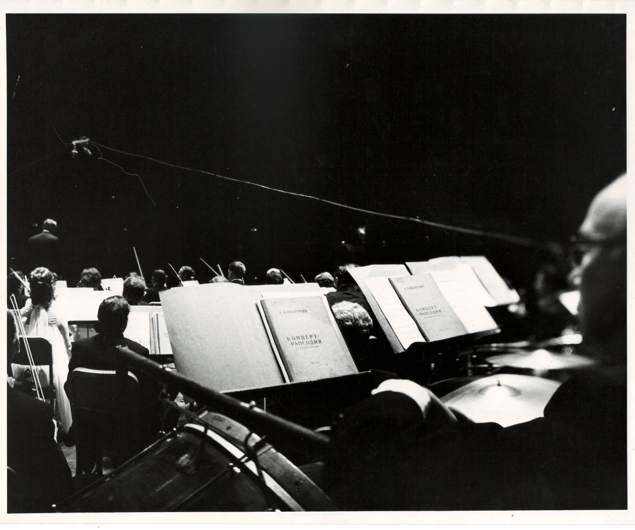 Լուսանկար. Ա. Խաչատրյանը Ամերիկայի ազգային  սիմֆոնիկ նվագախումբը ղեկավարելիս՝ Նյու Յորքի Քարնեգի Հոլ համերգասրահում
