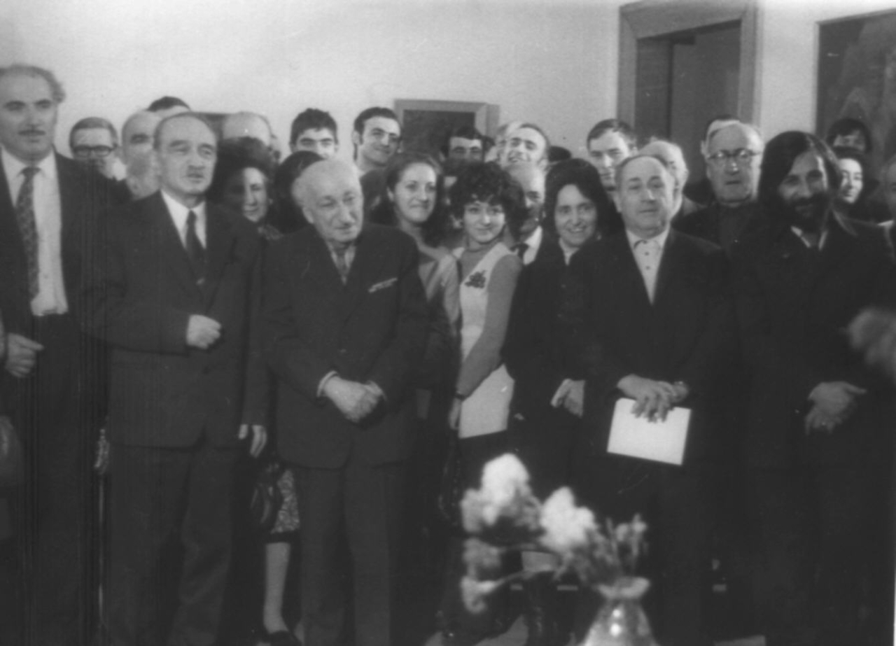 Երվանդ Քոչարի  անհատական ցուցահանդեսի բացման մի խումբ մասնակիցներ «Արևելքի ժողովուրդների արվեստի  թանգարանում». ձախից առաջինը՝ Երջանիկ Կարախանյան, երկրորդը՝  Անաստաս Միկոյան, վերջինը՝ Ռուդոլֆ Խաչատրյան, Մոսկվա 25 դեկտեմբերի, 1973