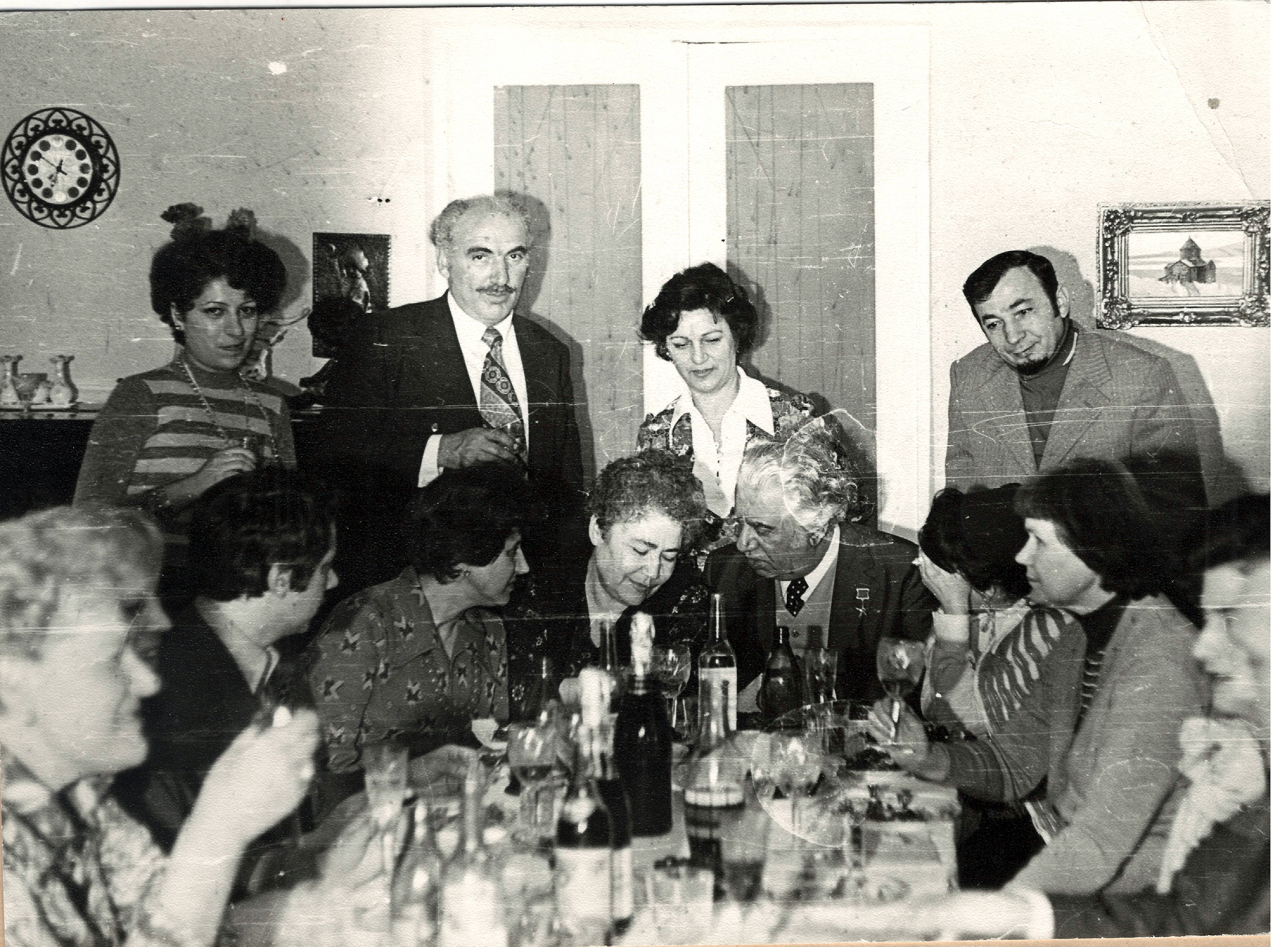 Լուսանկար. Ա. Խաչատրյանը որդու՝ Կարենի, Մ. Մակարովայի (կոմպոզիտորի կնոջ զարմուհին) և այլոց հետ՝ Երջանիկ Կարախանյանի տանը