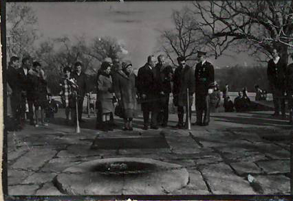 Նեգատիվ՝ լուսանկարի. Ա. Խաչատրյանը կնոջ  Ն. Մակարովայի, որդու՝ Կարենի և այլոց հետ Վաշինգտոնի Արլինգտոն գերեզմանոցում՝  Ջ. Քեննեդիի շիրիմի մոտ
